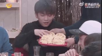 王鹤棣出席活动微博惊艳,王鹤棣一夜爆红的反应