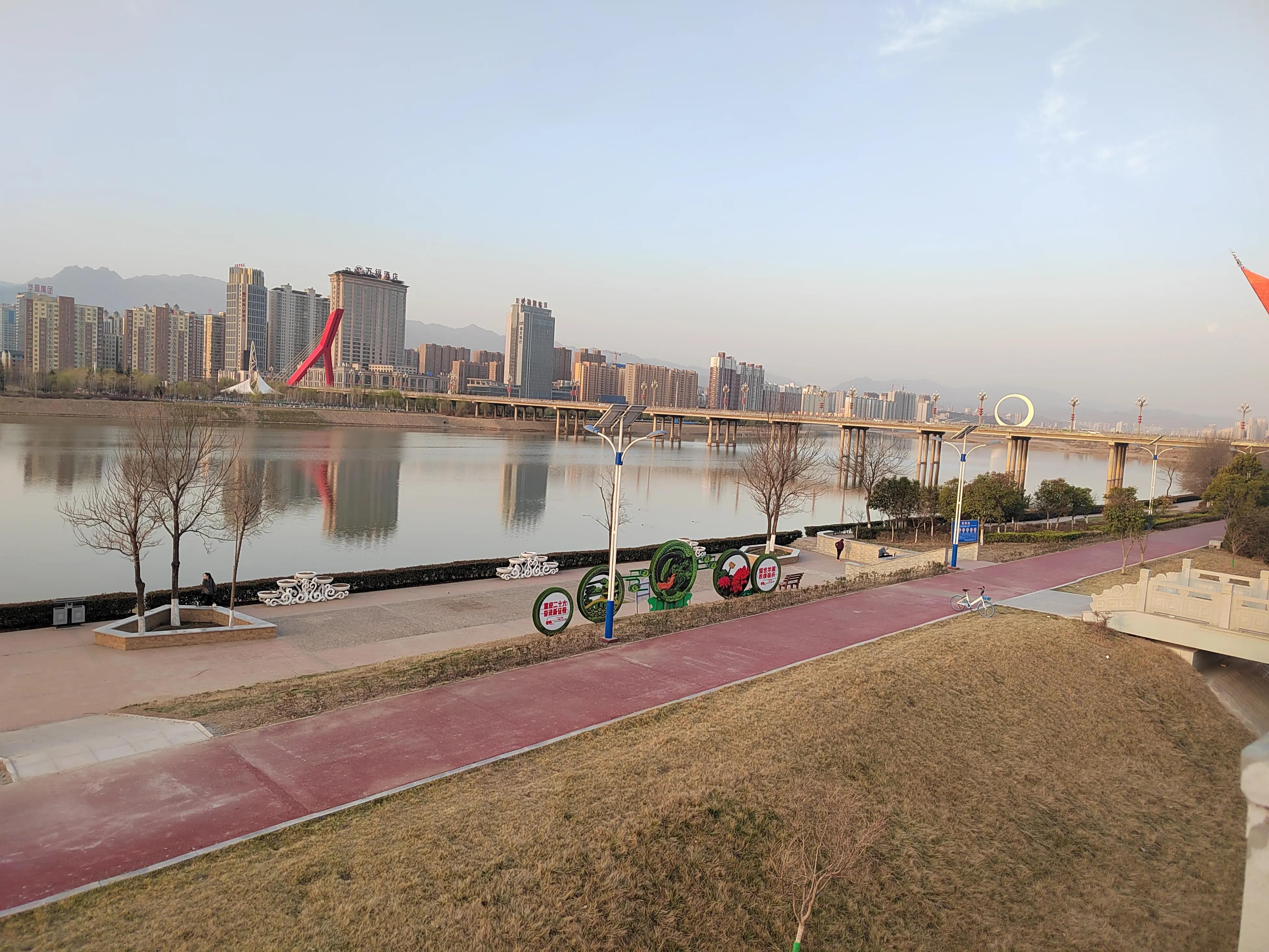 春天来了，美景再现，该踏青和锻炼身体了，为足球比赛储备体力。