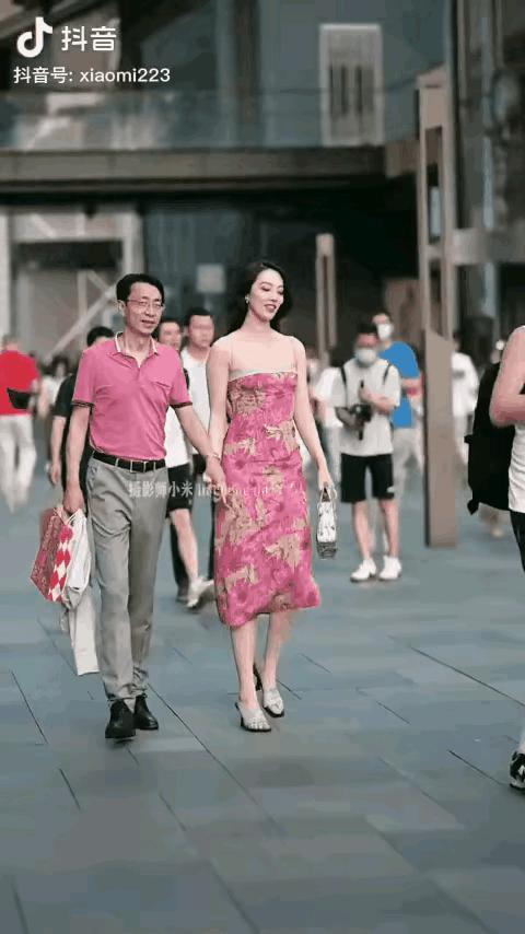 胡继勇董小槿图文,成都街拍董思槿照片