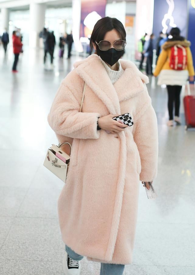 毛晓彤高级感穿搭盘点年度盛典,毛晓彤白色礼服加长裤穿搭