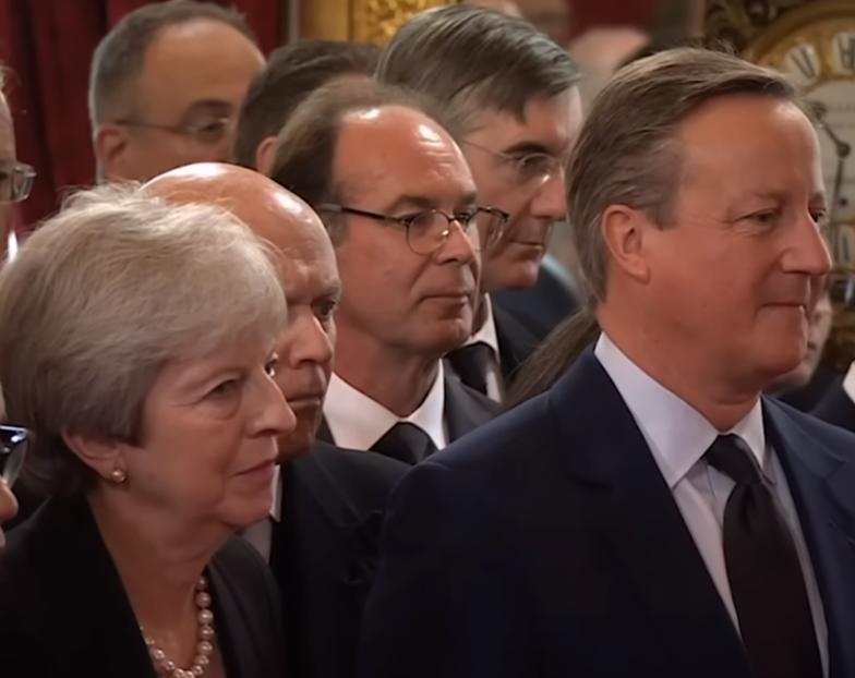 73岁查尔斯刚登基就身体堪忧？手指红肿像香肠，被拍到暴怒视频