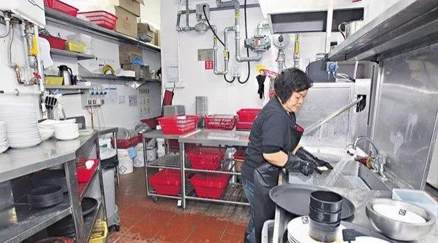 她18岁到香港做洗碗工，21岁创业，如今成为千万资产网红店老板