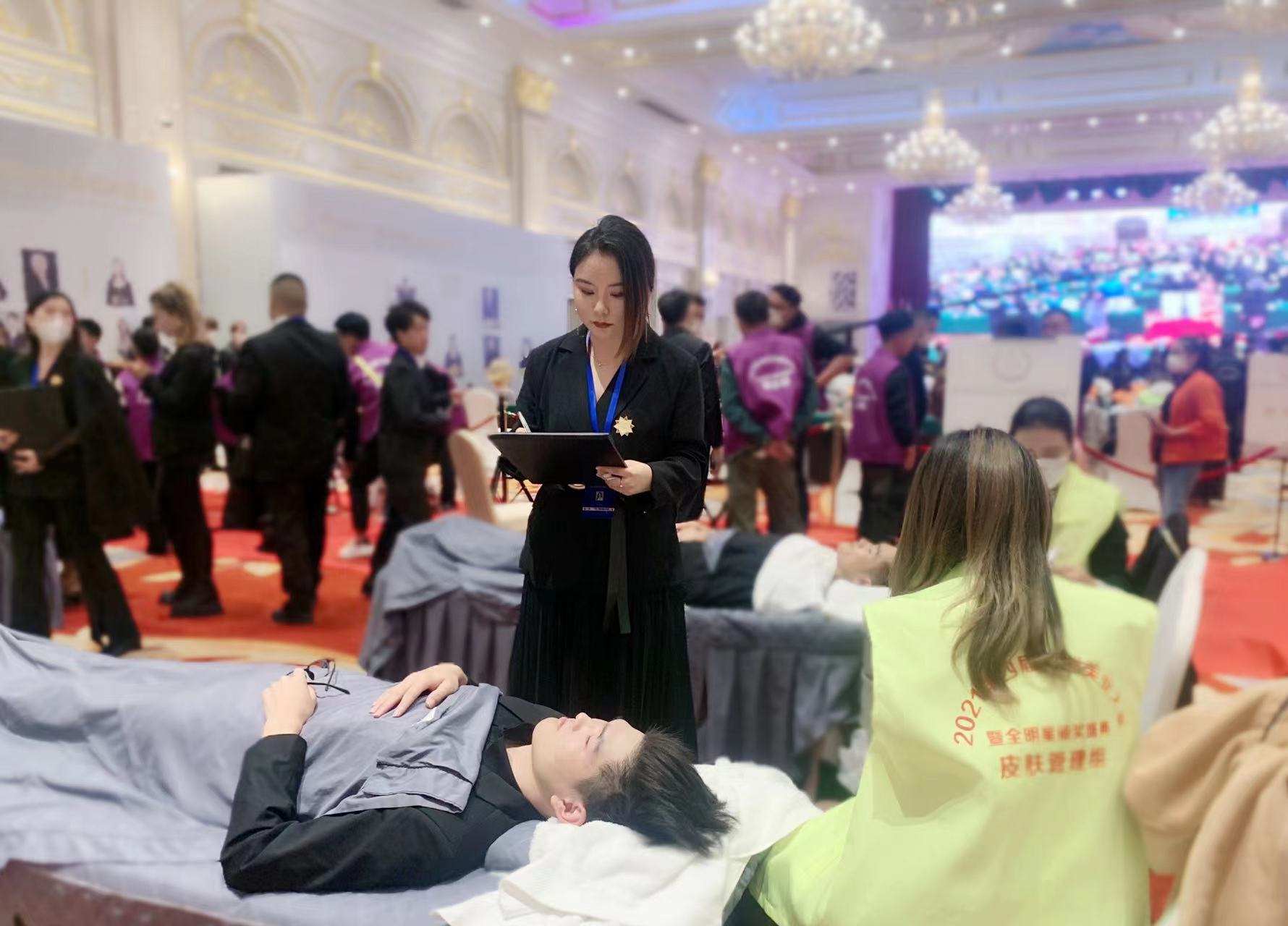 我，四川女孩，曾是五星级酒店前台，后来创业开店，赚钱买房买车