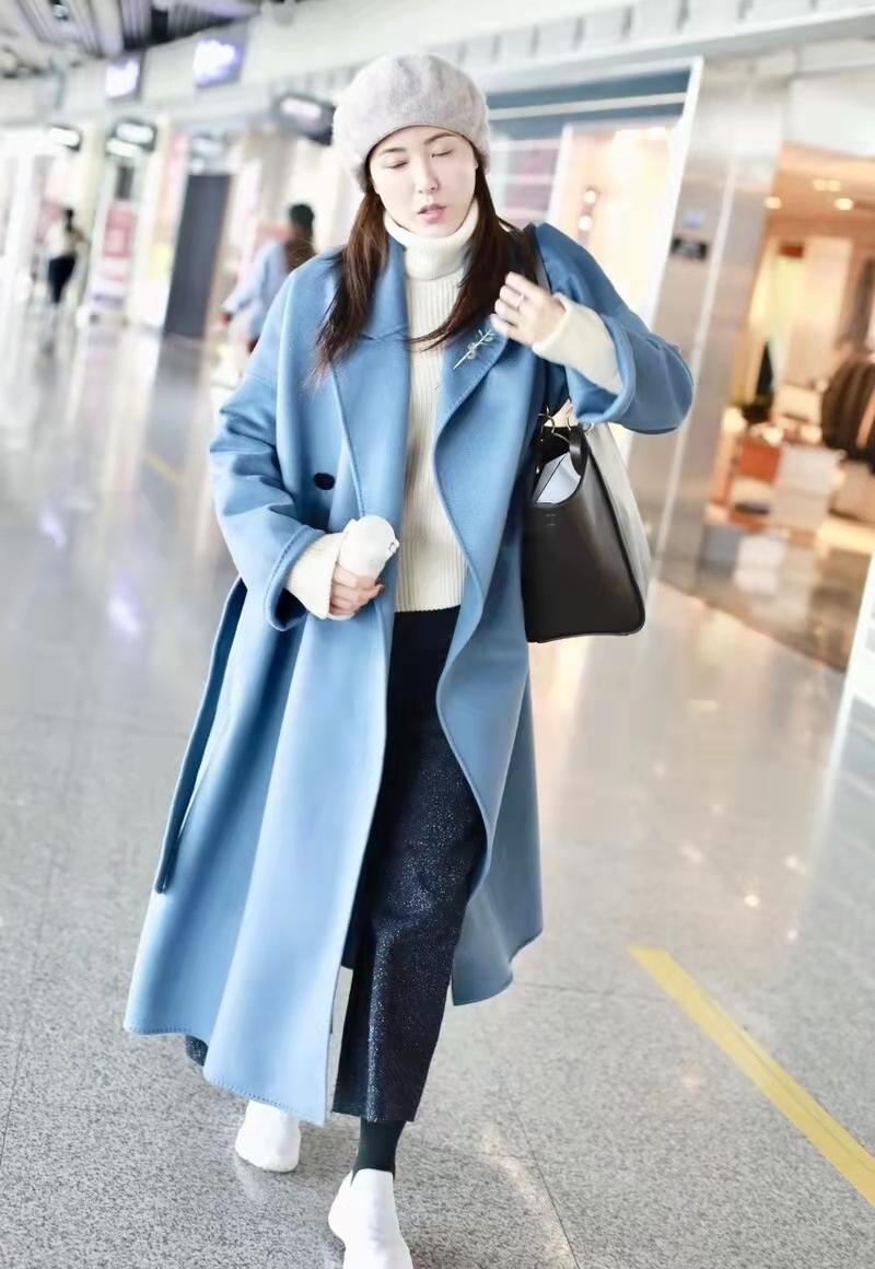 蓝色呢子大衣搭配曾黎,曾黎穿的毛衣