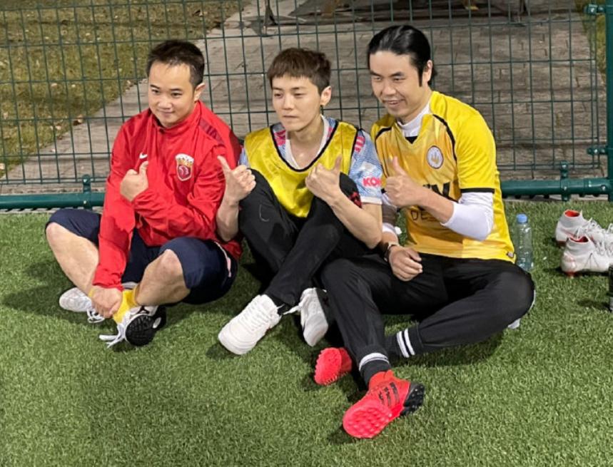 鹿晗曼联秀球技,鹿晗在综艺穿曼联球衣