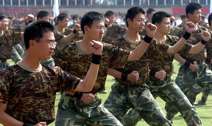 女大学生透明军训服引发争议,学生吐槽军训服薄且透光原视频