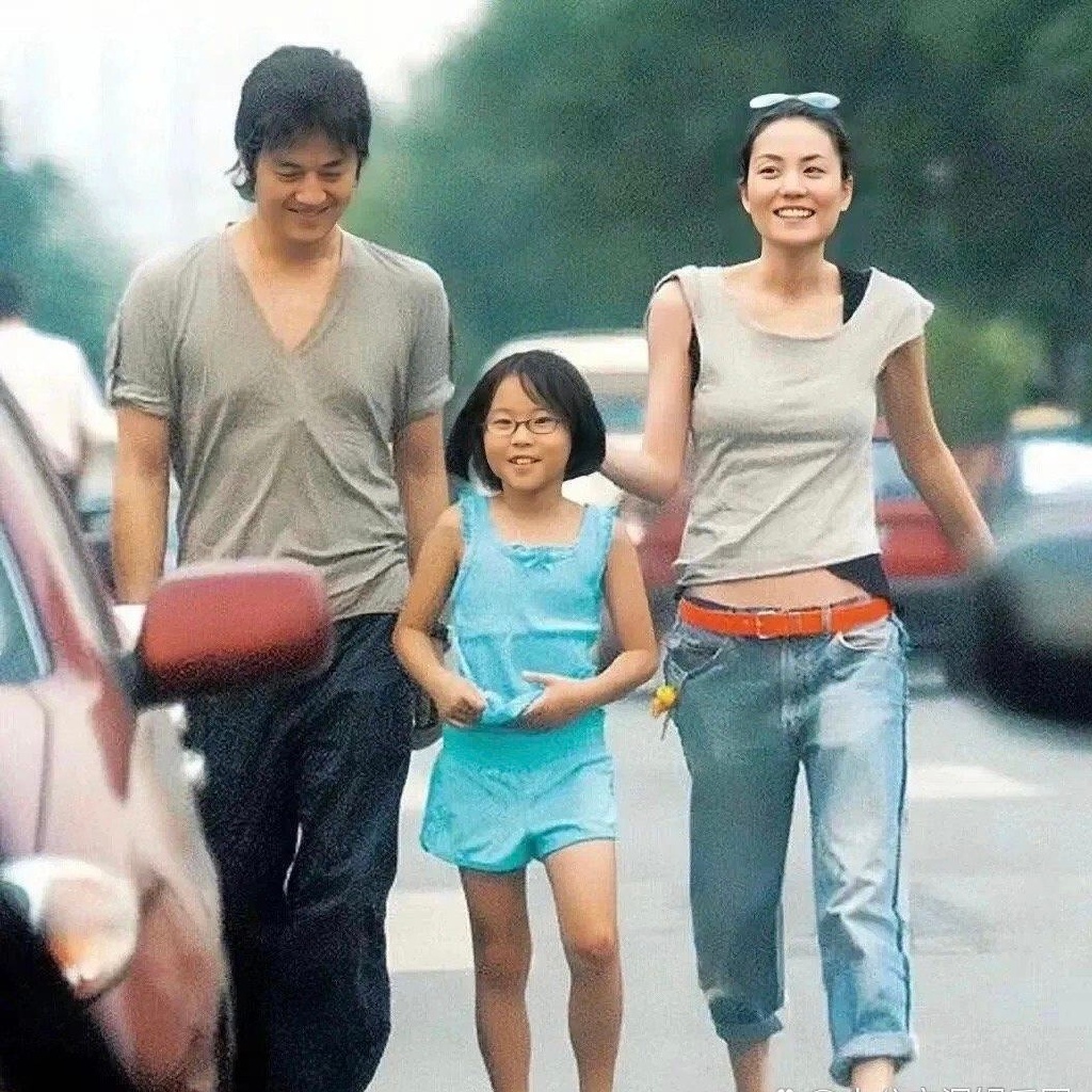 王菲牵手谢霆锋，张柏芝泪目送祝福，到底谁才是真爱