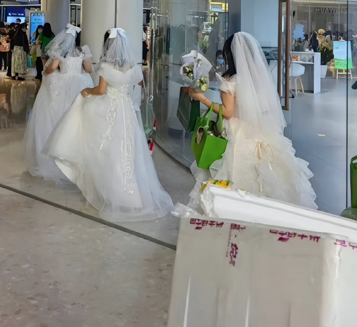 穿婚纱去看王源十周年演唱会,婚纱王源演唱会网友热评