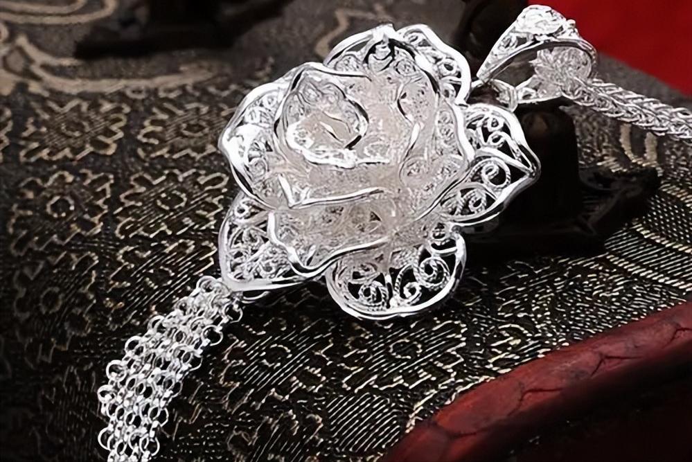 俗话说：“男不戴金，女不戴银”，为什么这么说？有没有道理？