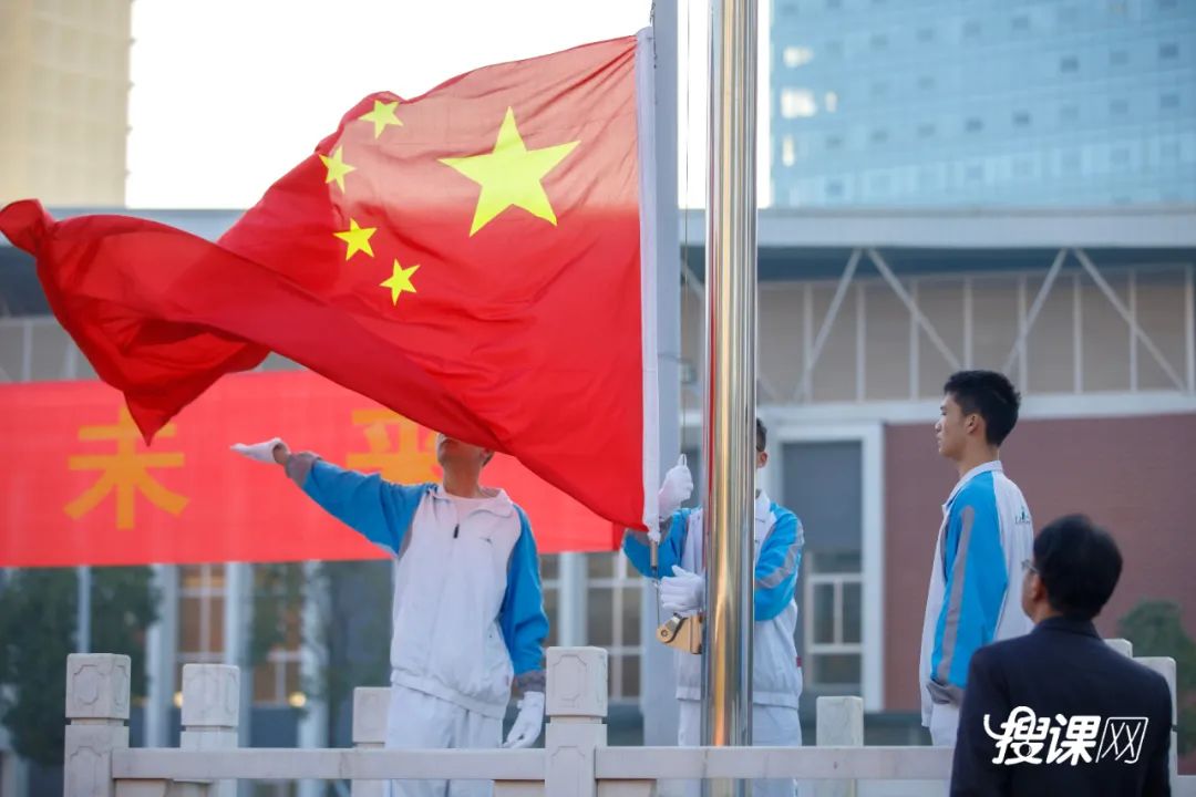 3000多名师生传递国旗为祖国庆生,开学典礼百人传旗