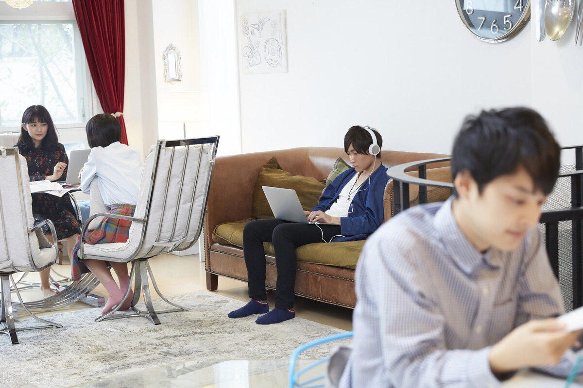 从下厂打螺丝到饭店洗碗工，大学生的就业质量问题堪忧