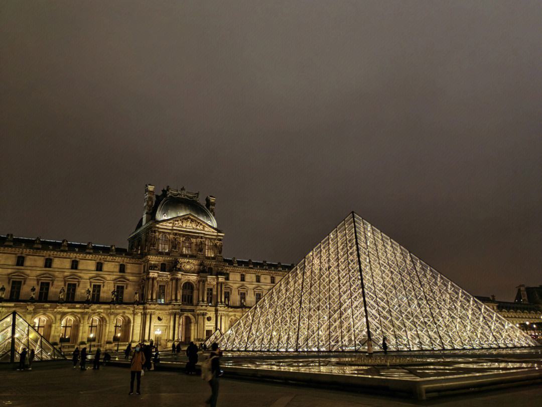 卢浮宫在历史上经历了怎样的改造？它在法国有怎样的地位？