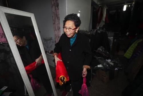 90岁奶奶陈金英的事迹,陈金英十年还债2077万元