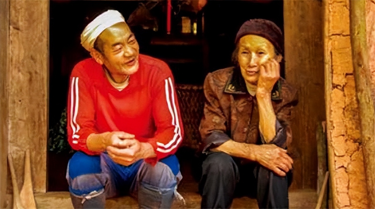 漂亮寡妇偷吃“*果禁**”，携19岁小伙隐居深山50年，创造了人间奇迹