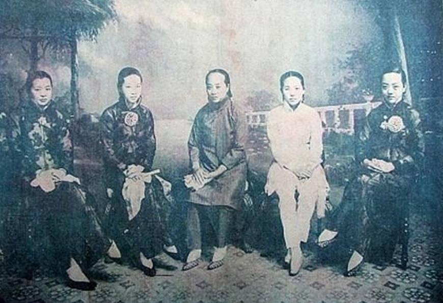 【晚清*楼青**旧影】女子丰乳肥臀，媚态撩人，风姿依旧！