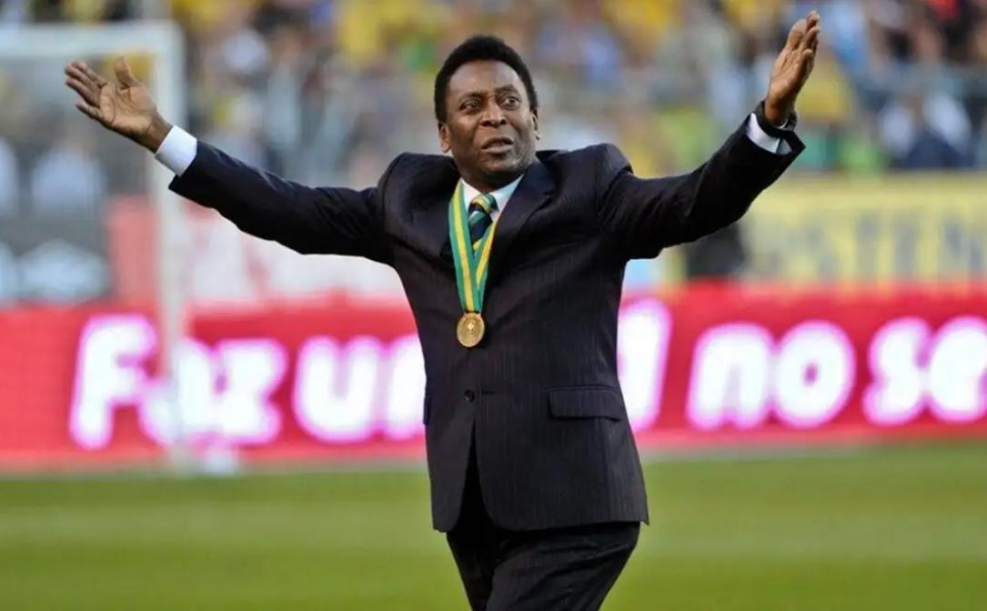 贫民窟逆袭的球星,贫民窟少年用芒果踢足球