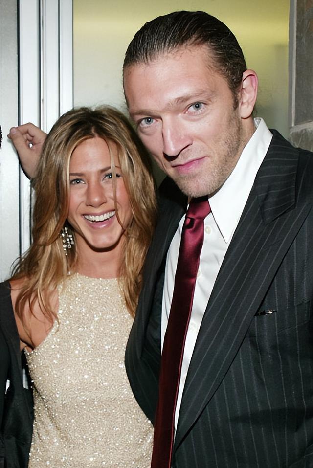 2019年，球花莫妮卡的前夫文森特，热情拥吻小31岁的黑人模特娇妻