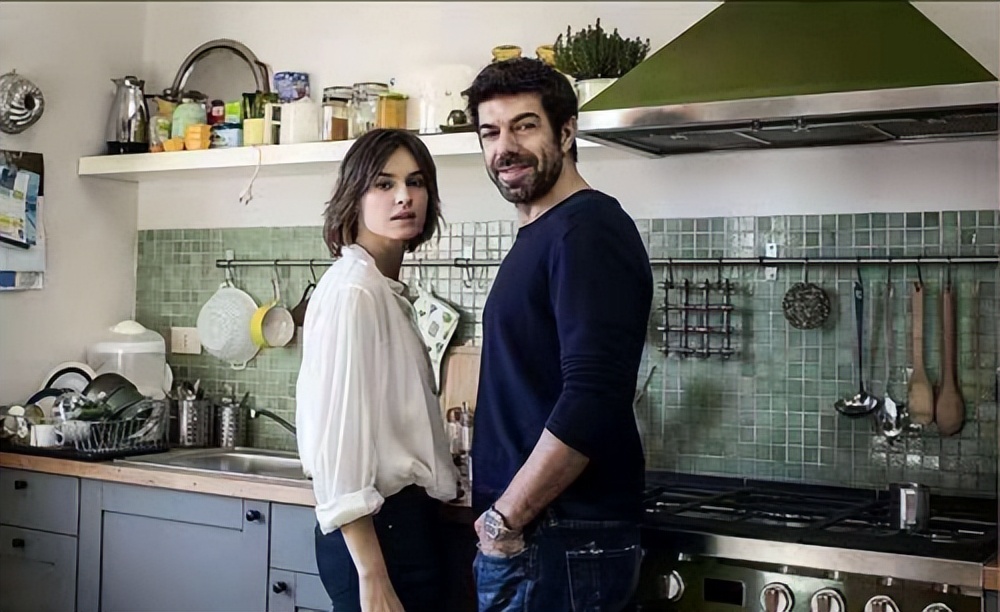 《错换人生》:以轻松幽默的手法呈现出人际、家庭和爱情等问题