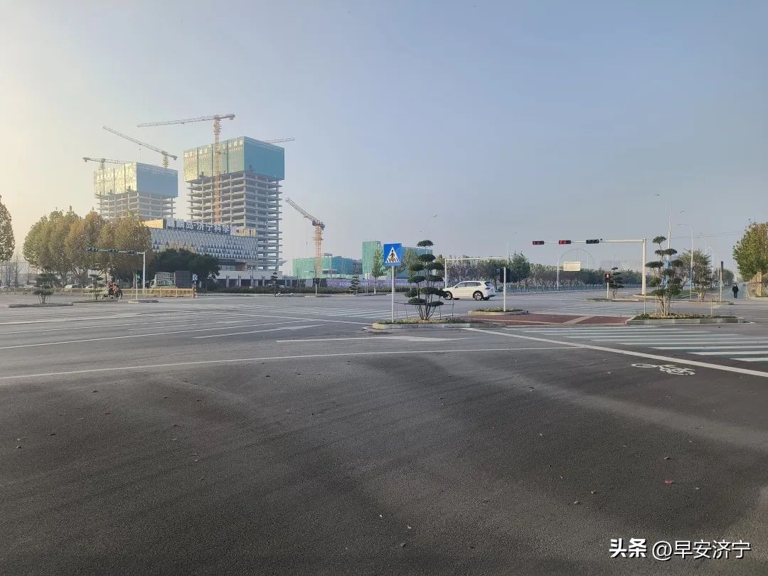 赞！海川路与山博路交叉口渠化改造，解决人车交织效果显著