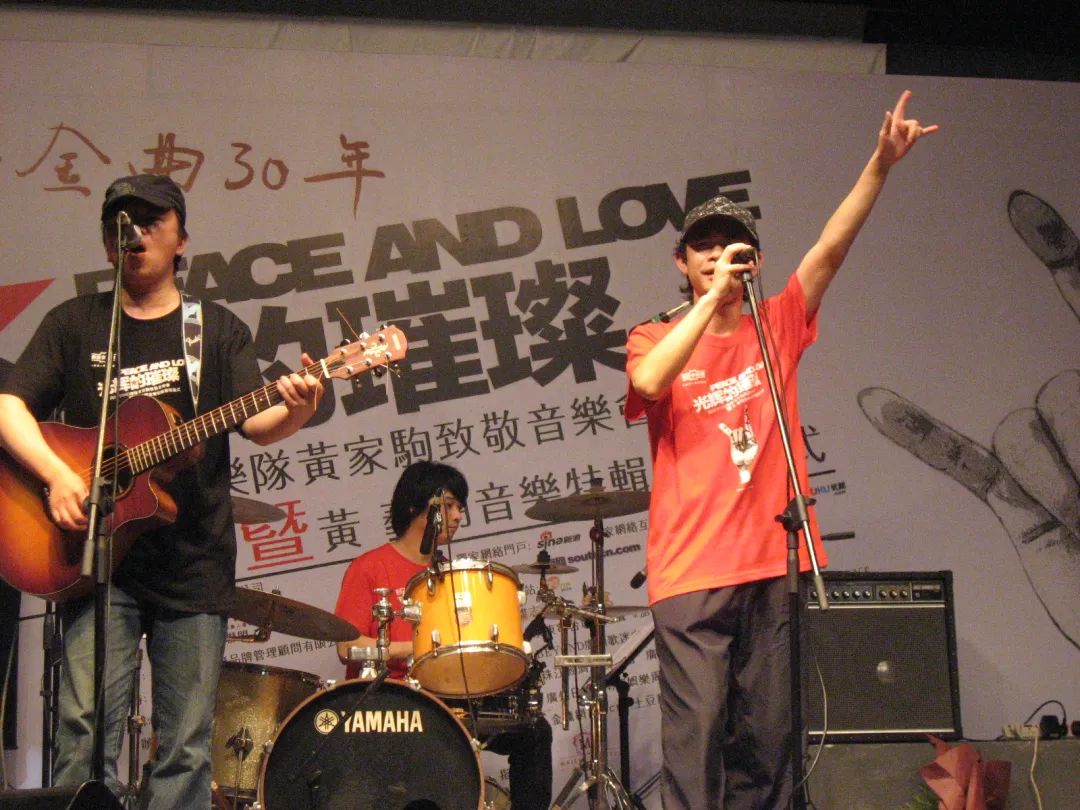 黄家驹去世后beyond演唱海阔天空,黄家驹从再见理想到海阔天空