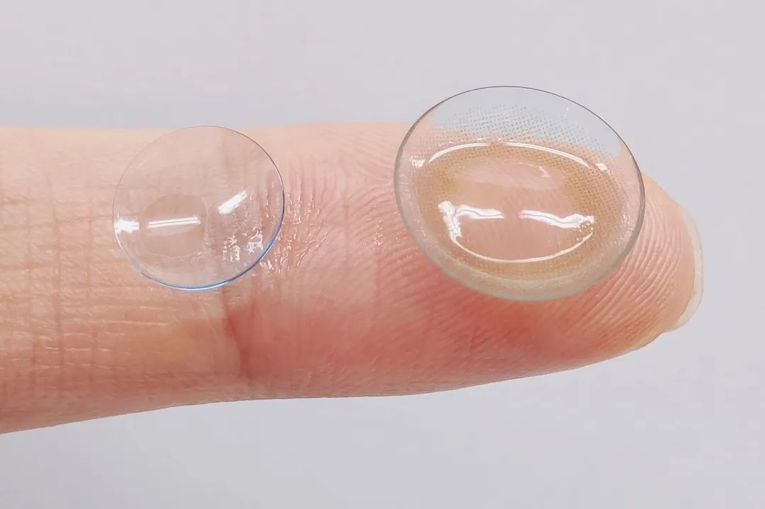 医生戴隐形眼镜,医生戴的眼镜是什么眼镜