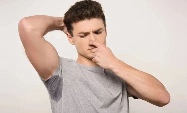 腋窝出汗染黄衣服怎么回事,腋窝爱出汗老是湿衣服