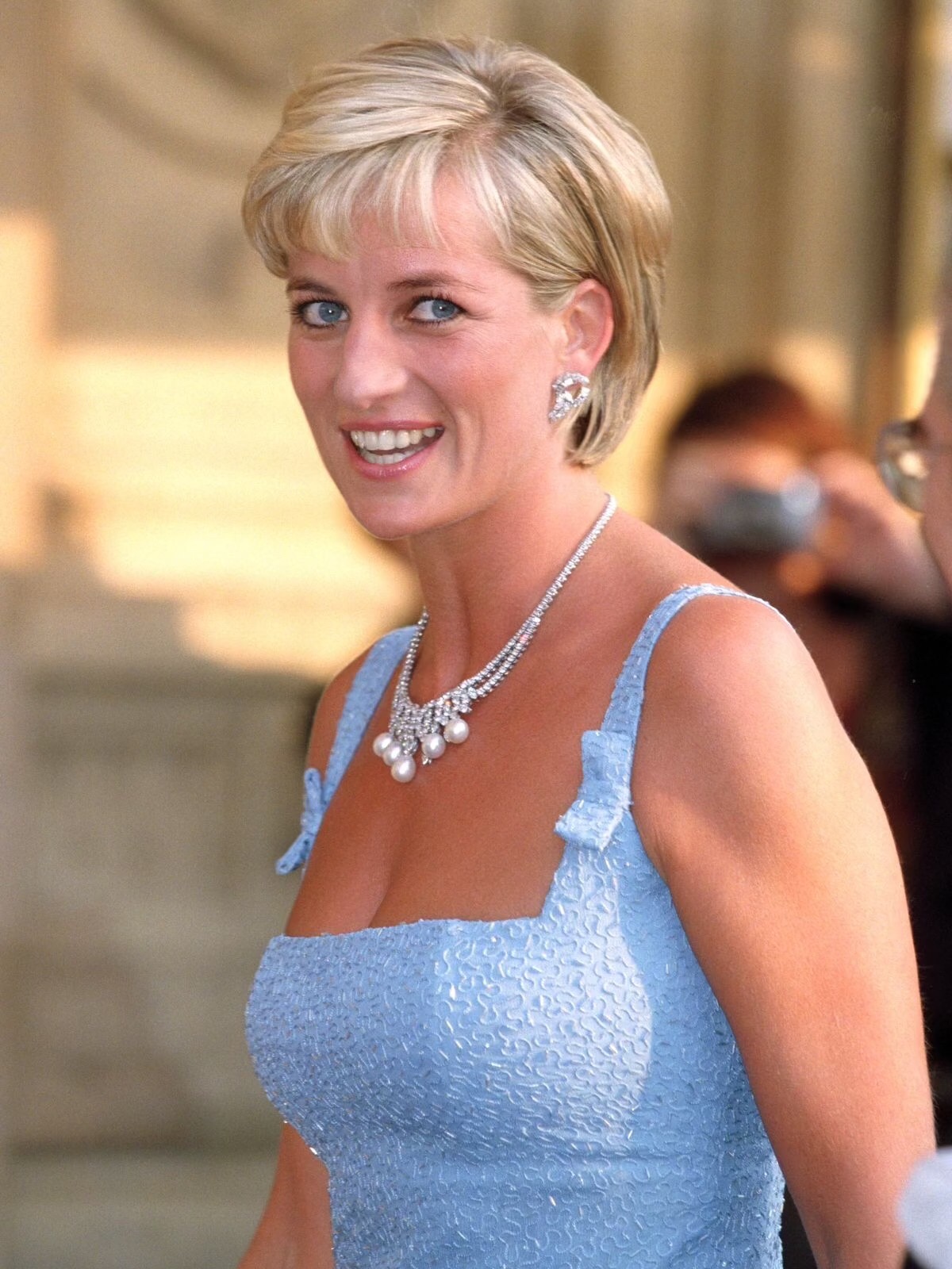 戴安娜天鹅湖项链套装拍卖 (戴安娜为什么要卖掉20件王室礼服)