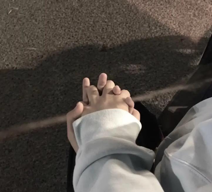 上学时不小心吞了同桌的口水,男孩发现女同桌在课堂上吃零食