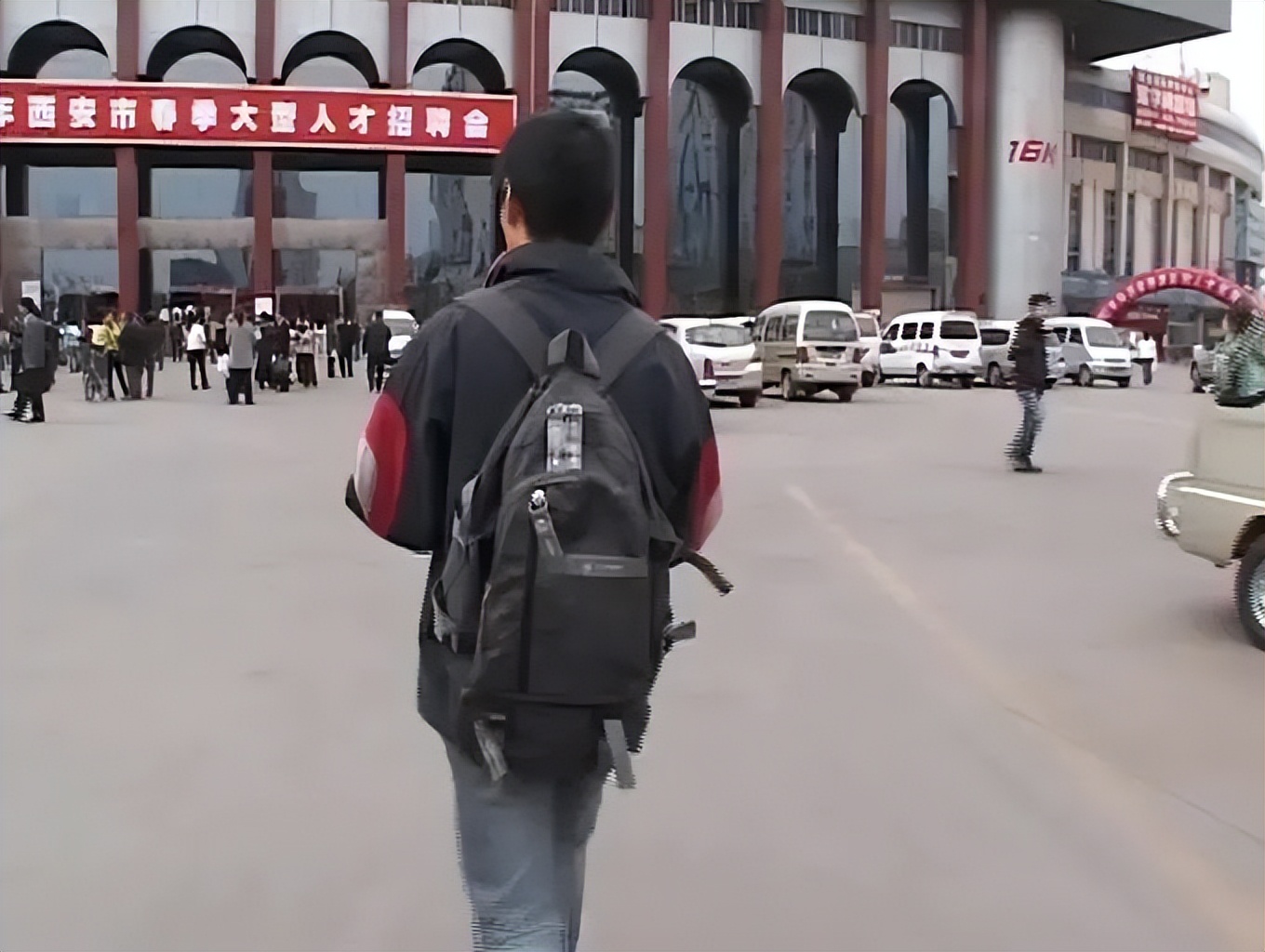 年轻时打工赚钱供孩子上大学,把儿子供上大学