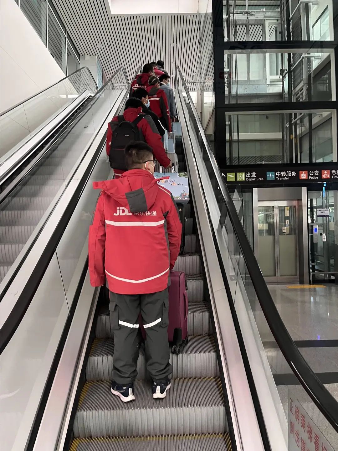 京东调派3000名快递小哥驰援上海,京东增援北京快递配送