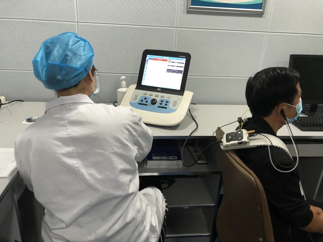 耳朵里面很痒却挠不到掏不出东西,耳朵痒掏出来的东西潮湿有臭味