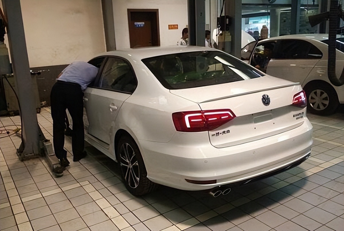 男子全款买车却被女销售无理刁难,男子全款买车车行却说未收到分文