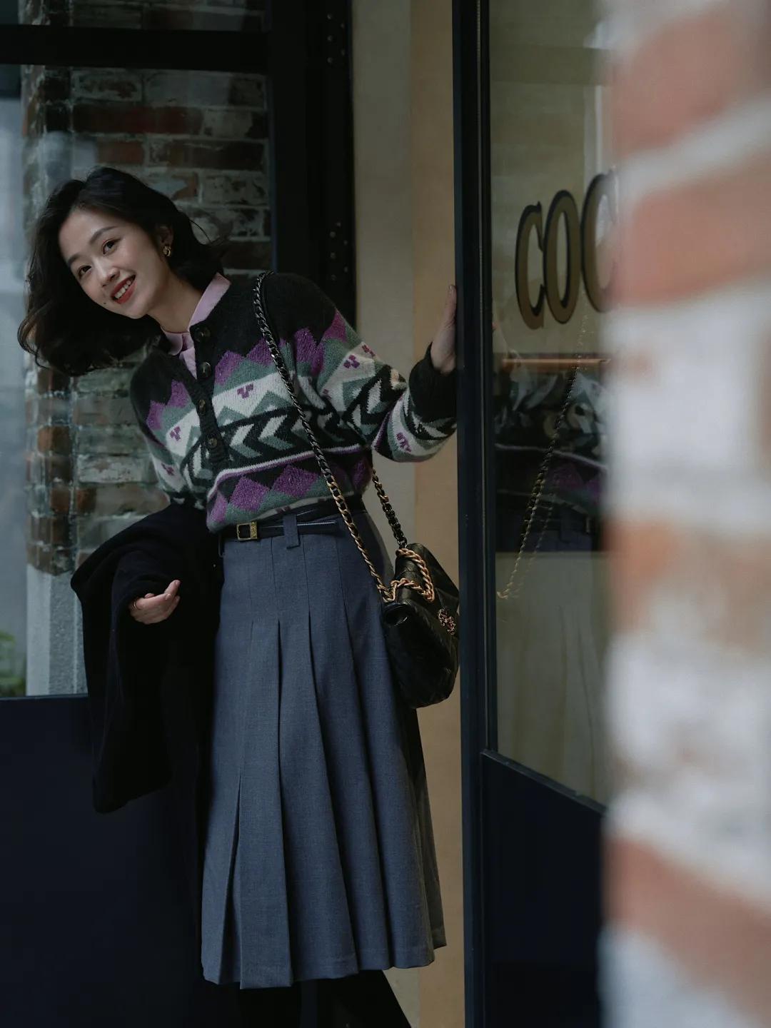 黑色连帽针织衫搭什么颜色的大衣,针织大衣配什么内搭最好看