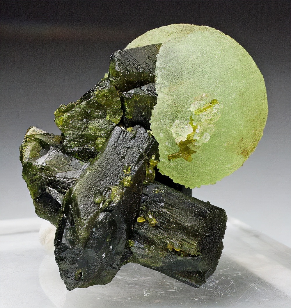 满筐圆实骊珠滑,入口甘香冰玉寒——葡萄石