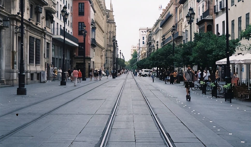 河南女子出租屋“躺平”8年,每月只花500,竟“疗愈”了自己