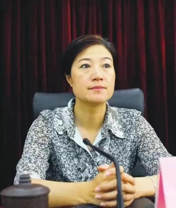 女贪官爱玩男下属,其行为真龌龊下贱。