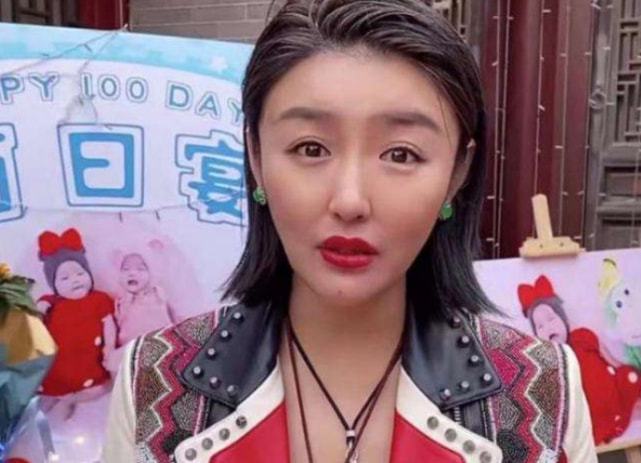 娇娇抱着孩子诉苦的视频,娇娇抱孩子搬离豪宅