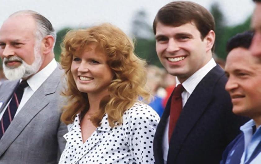 1992年,英国王室曝出丑闻:37岁富商吮吸着33岁王妃的脚趾