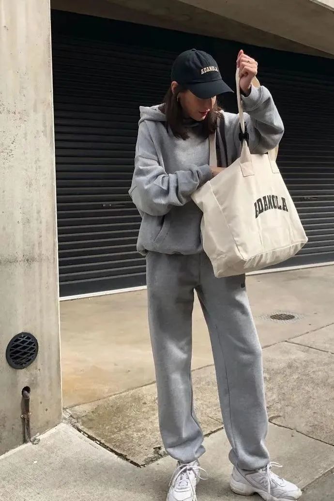 卫衣怎么搭配外套才好看冬天,冬天连帽卫衣怎么搭配洋气女