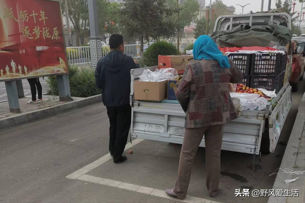 街边摆摊卖水果一天多少钱,卖水果的小摊贩一个月能挣多少钱