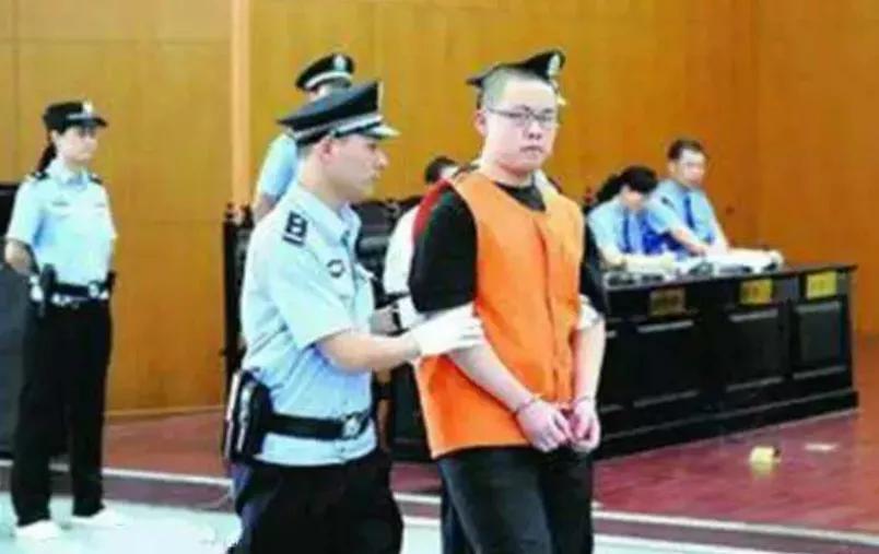 周岩毁容后图片,被毁容的周岩近照