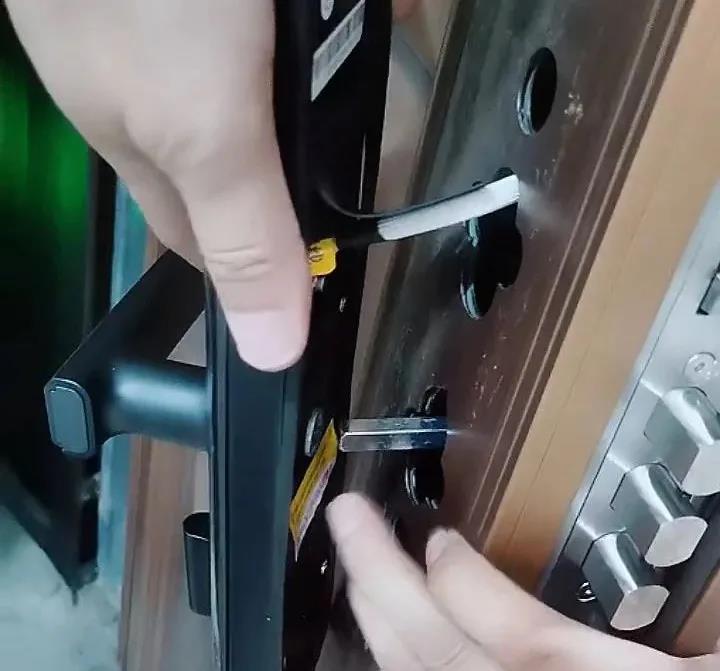 安装智能锁需要注意什么问题,断桥铝门安装智能锁方法视频教程