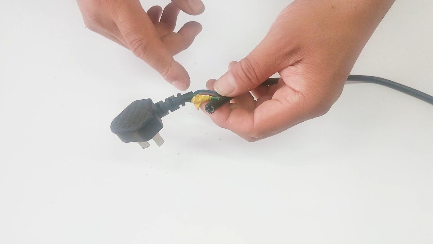 电线插头根部断了怎么用扎带修复,电线插头根部烧断了修复法