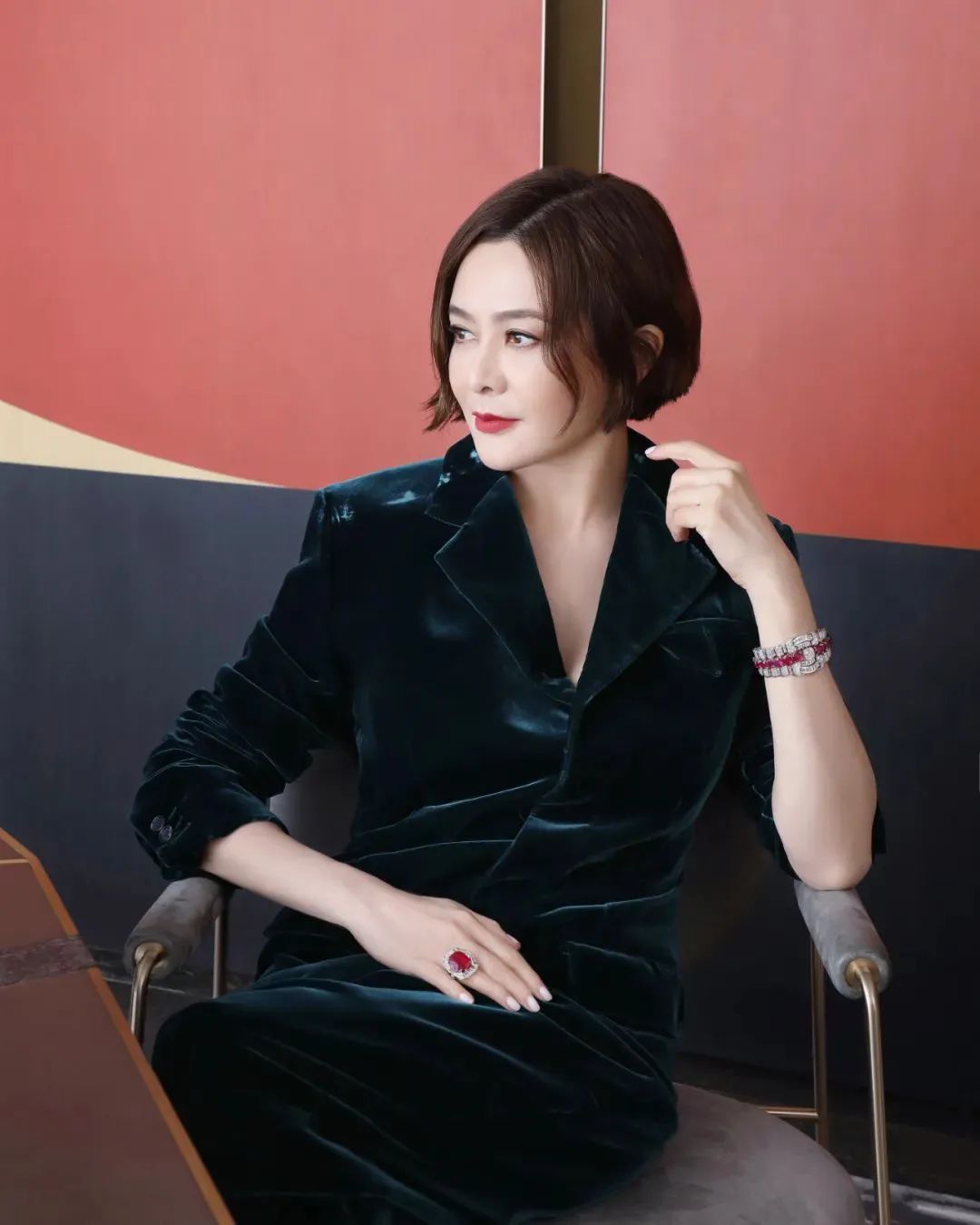 关之琳拍卖珠宝钻石手链,关之琳拍卖珠宝3个亿