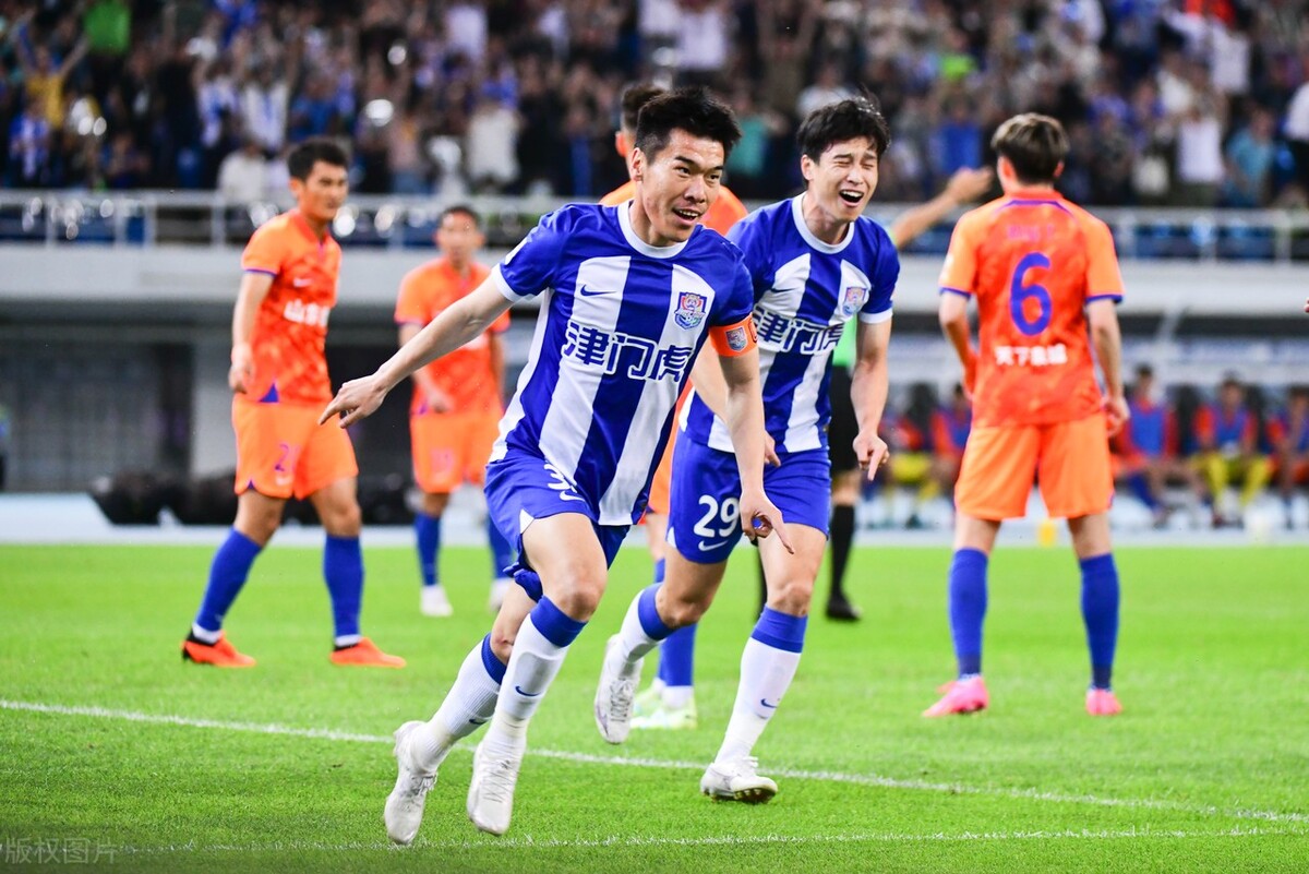 叼着哨子瞎吹！津鲁大战裁判唱主角，老贾赛后致歉，球迷揍得轻了