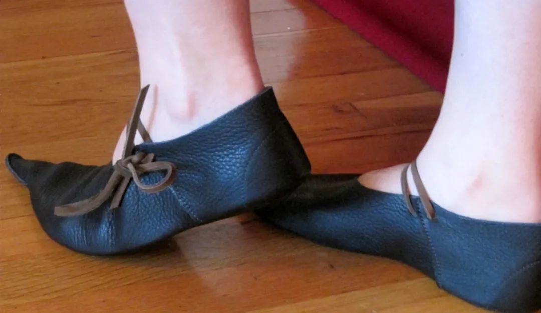 欧洲人为什么喜欢鞋子呢,为什么欧洲人喜欢长筒袜