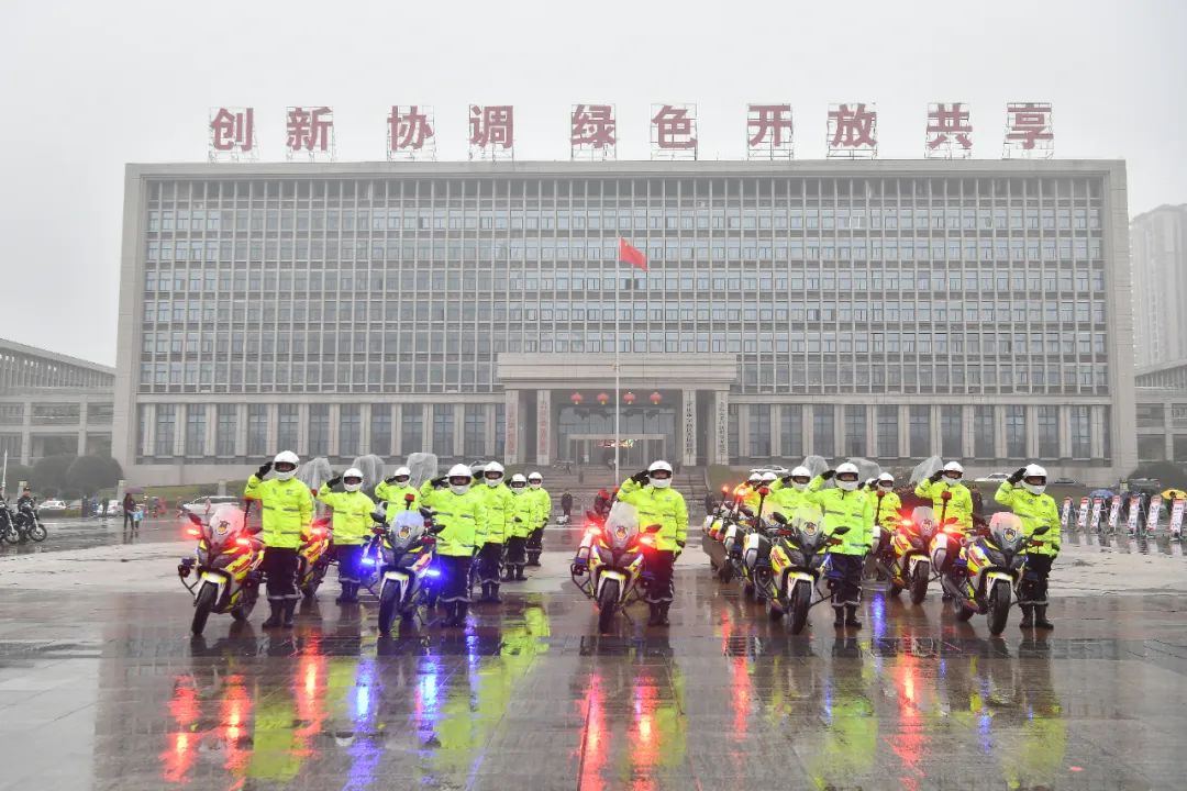 重庆渝警骁骑宣传片,渝警骁骑变身暖心代驾护送就医