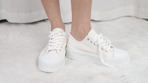 帆布鞋穿搭显瘦,时尚帆布鞋休闲百搭时髦又减龄