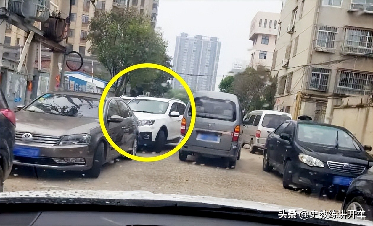 开车临时停路边需要注意什么,车停路边挡住去路怎么办