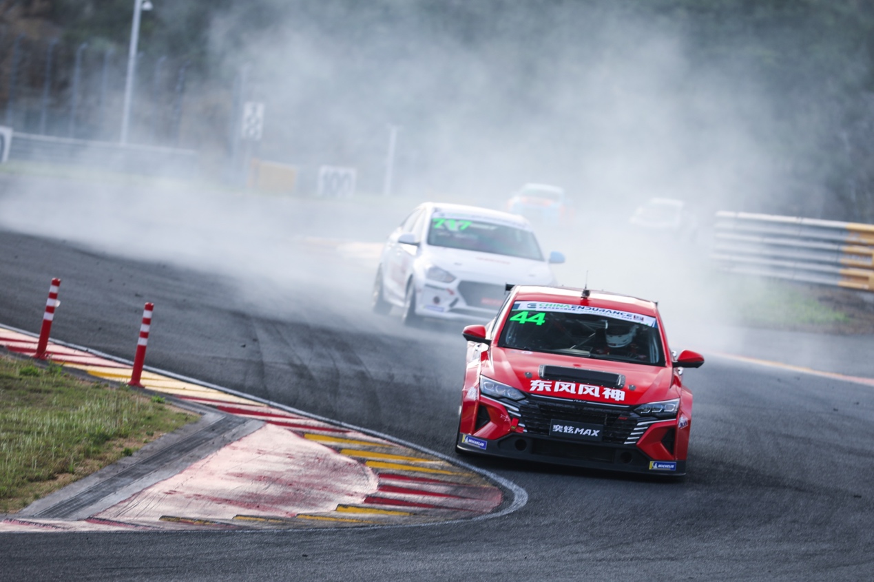 CEC耐力赛首秀，奕炫家族“赛道双雄”勇夺中国CEC双料冠军